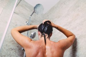 Jak uvolnit svaly po tréninku? Pomůže vám horká sprcha.